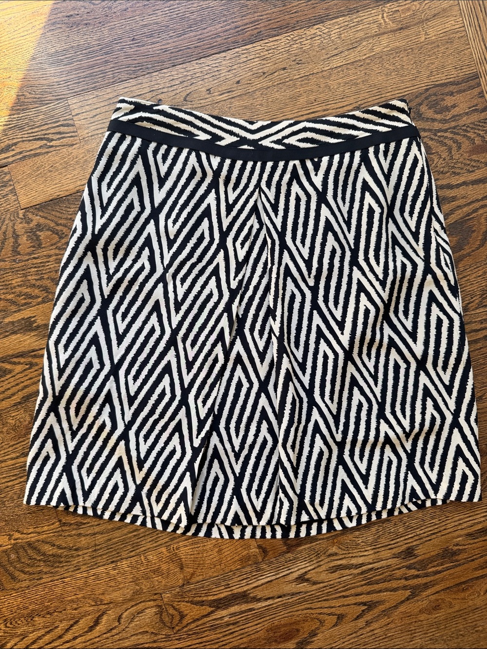Ann Taylor 100% Silk Black and Ivory Cream Geometric A-Line Mini Skirt 4P